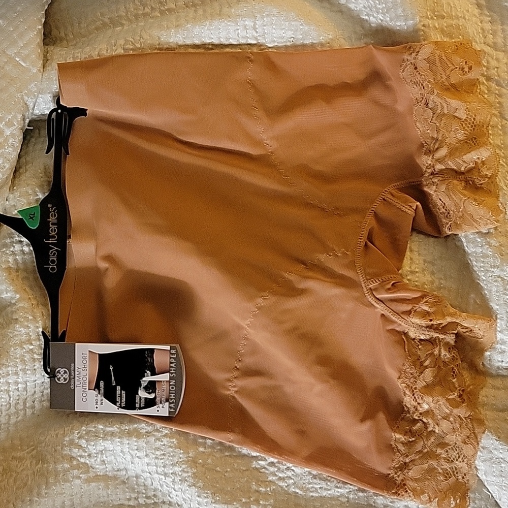 Daisy Fuentes tummy control shaper